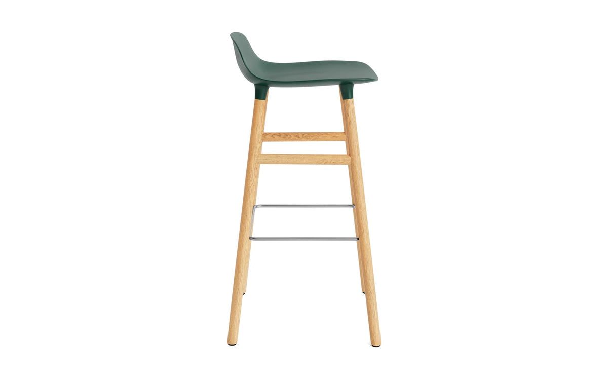 Form Barhocker in Grün präsentiert im Onlineshop von KAQTU Design AG. Barstuhl ist von Normann Copenhagen