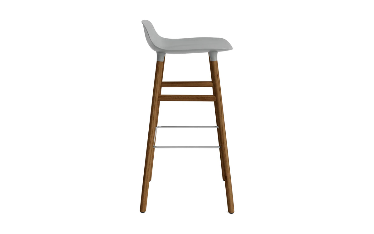 Form Barhocker in Grau präsentiert im Onlineshop von KAQTU Design AG. Barstuhl ist von Normann Copenhagen