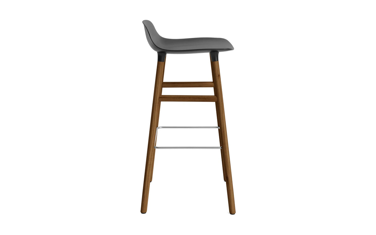 Form Barhocker in Schwarz präsentiert im Onlineshop von KAQTU Design AG. Barstuhl ist von Normann Copenhagen
