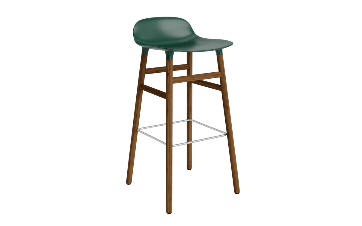 Form Barhocker in Grün präsentiert im Onlineshop von KAQTU Design AG. Barstuhl ist von Normann Copenhagen