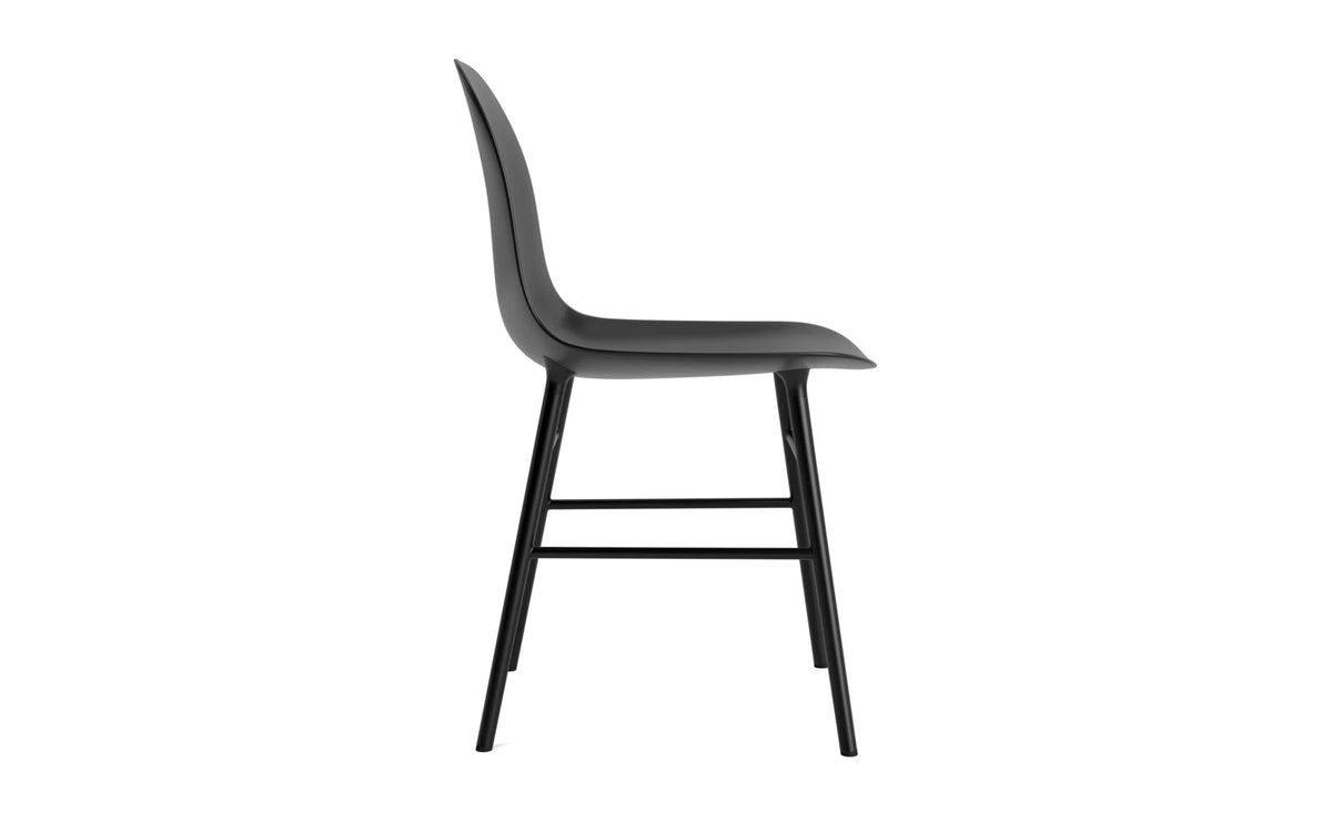 Form Stuhl in Schwarz mit Stahl präsentiert im Onlineshop von KAQTU Design AG. Stuhl ist von Normann Copenhagen