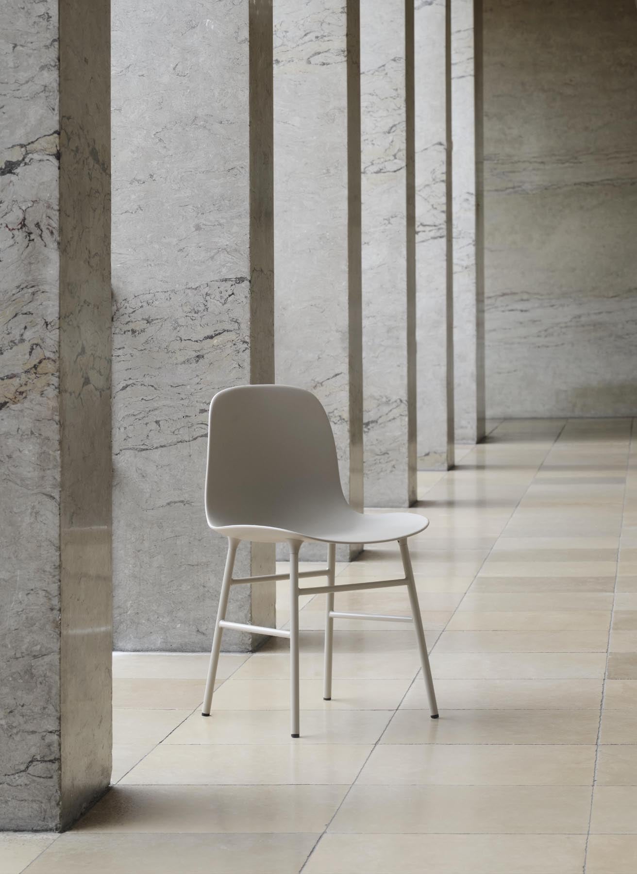 Moderner Form Stuhl: Schlichte Eleganz, hochwertige Materialien, minimalistisch, einladende Silhouette, Handwerkskunst.