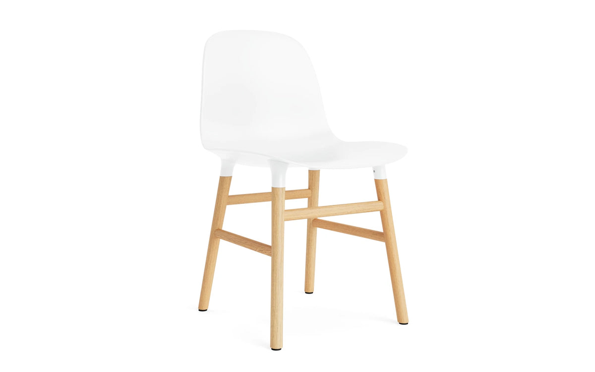 Form Stuhl in Weiss mit Eiche präsentiert im Onlineshop von KAQTU Design AG. Stuhl ist von Normann Copenhagen