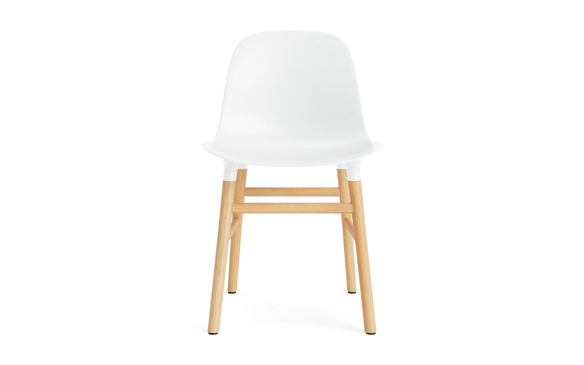 Form Stuhl in Weiss mit Eiche präsentiert im Onlineshop von KAQTU Design AG. Stuhl ist von Normann Copenhagen