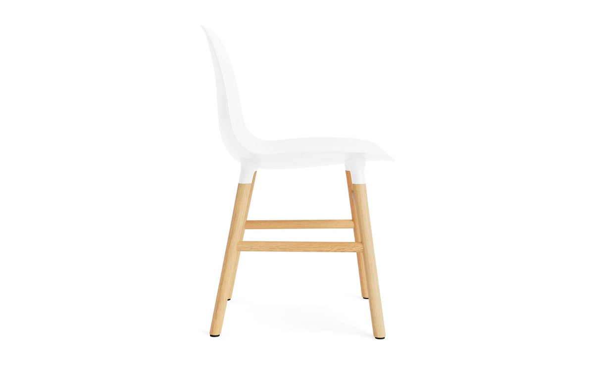 Form Stuhl in Weiss mit Eiche präsentiert im Onlineshop von KAQTU Design AG. Stuhl ist von Normann Copenhagen