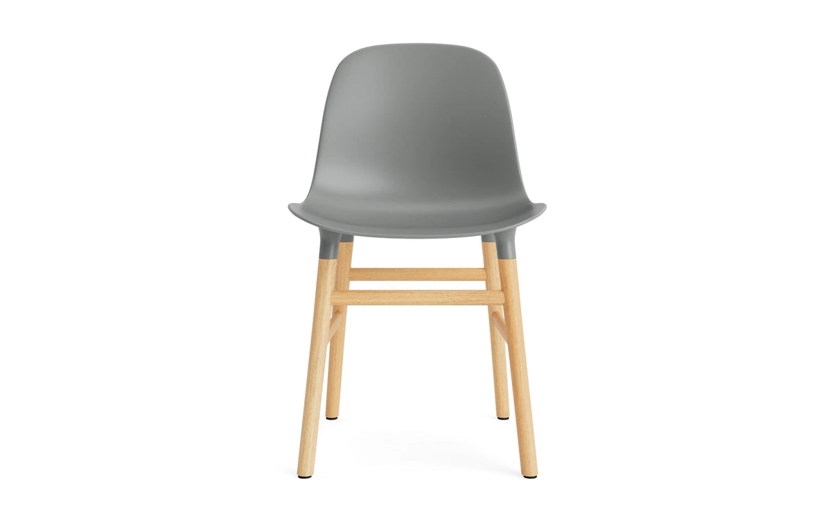 Form Stuhl in Grau mit Eiche präsentiert im Onlineshop von KAQTU Design AG. Stuhl ist von Normann Copenhagen