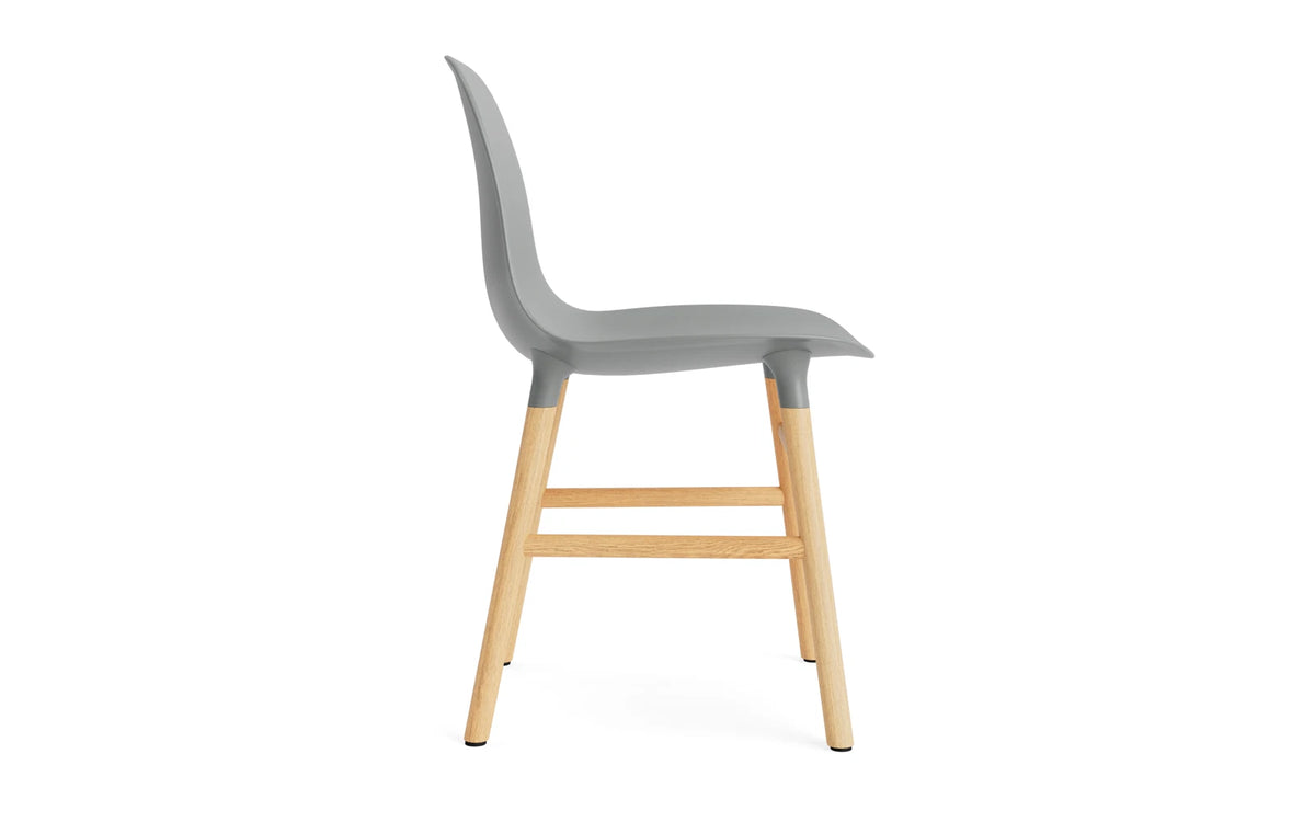 Form Stuhl in Grau mit Eiche präsentiert im Onlineshop von KAQTU Design AG. Stuhl ist von Normann Copenhagen