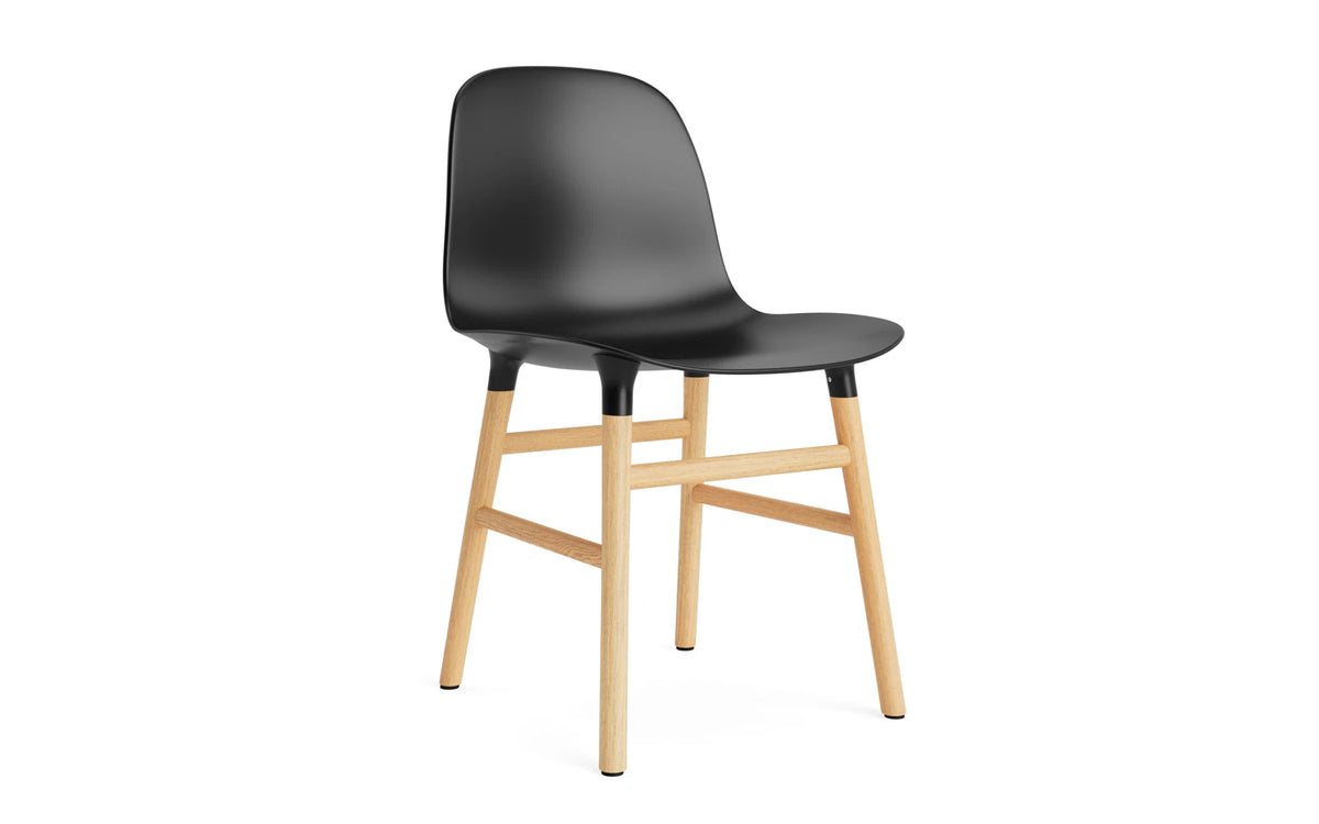 Form Stuhl in Schwarz mit Eiche präsentiert im Onlineshop von KAQTU Design AG. Stuhl ist von Normann Copenhagen
