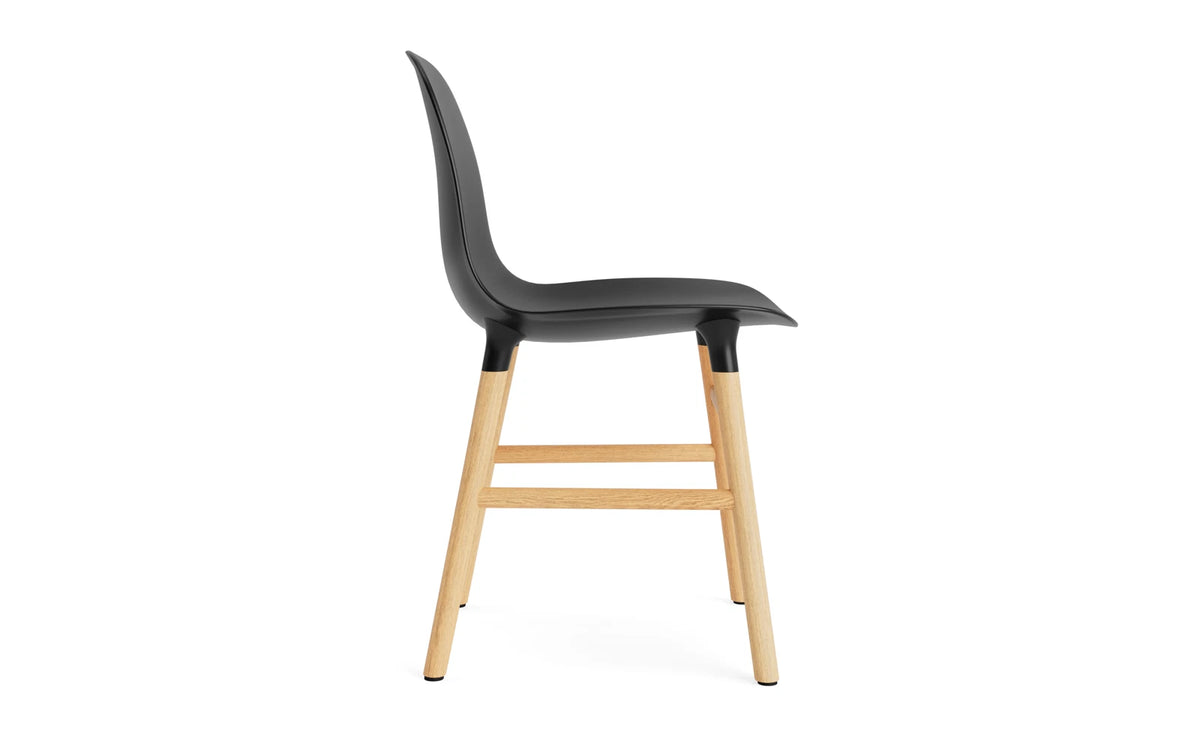 Form Stuhl in Schwarz mit Eiche präsentiert im Onlineshop von KAQTU Design AG. Stuhl ist von Normann Copenhagen