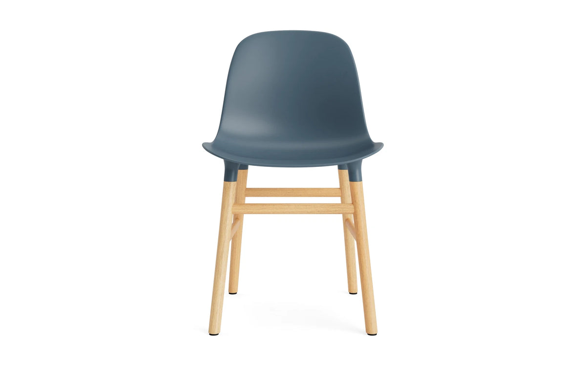 Form Stuhl in Blau mit Eiche präsentiert im Onlineshop von KAQTU Design AG. Stuhl ist von Normann Copenhagen