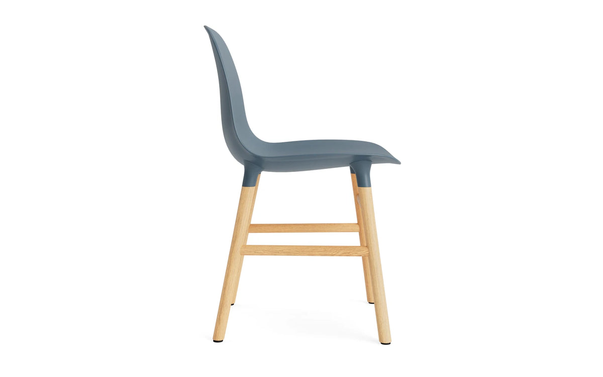 Form Stuhl in Blau mit Eiche präsentiert im Onlineshop von KAQTU Design AG. Stuhl ist von Normann Copenhagen