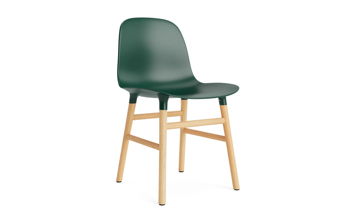 Form Stuhl in Grün mit Eiche präsentiert im Onlineshop von KAQTU Design AG. Stuhl ist von Normann Copenhagen