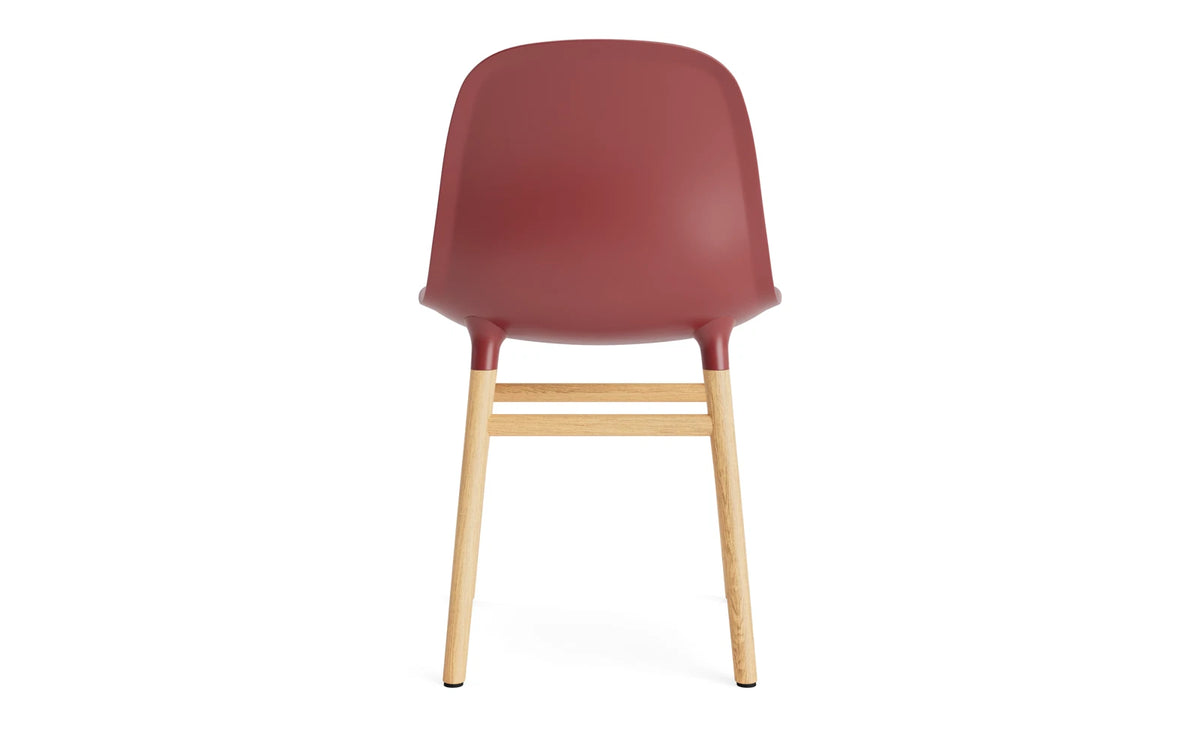Form Stuhl in Rot mit Eiche präsentiert im Onlineshop von KAQTU Design AG. Stuhl ist von Normann Copenhagen