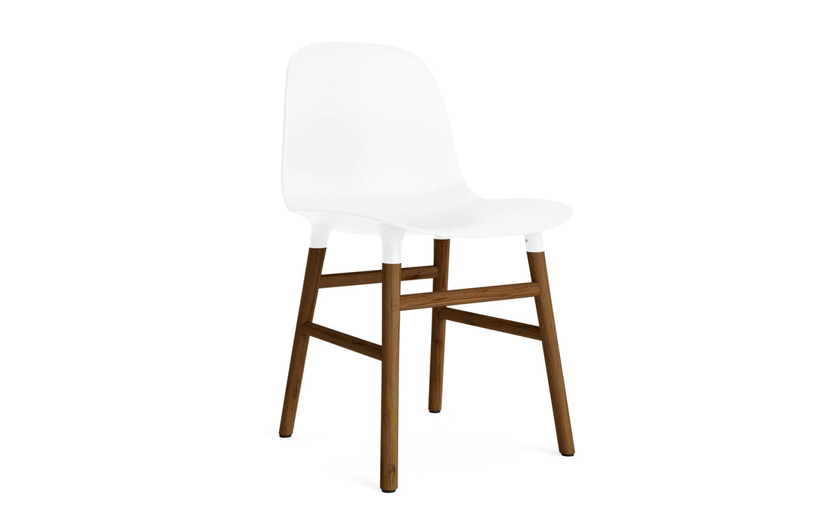 Form Stuhl in Weiss mit Walnuss präsentiert im Onlineshop von KAQTU Design AG. Stuhl ist von Normann Copenhagen