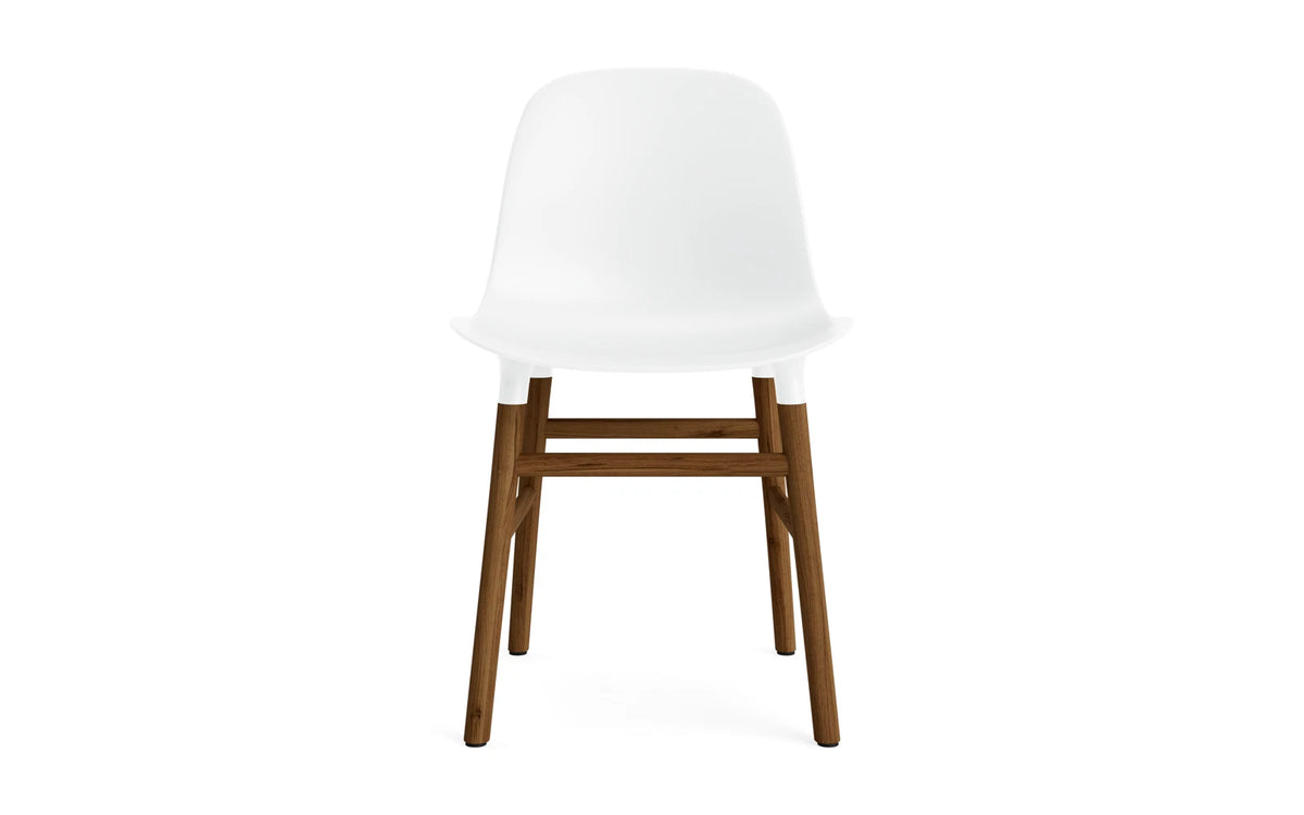 Form Stuhl in Weiss mit Walnuss präsentiert im Onlineshop von KAQTU Design AG. Stuhl ist von Normann Copenhagen