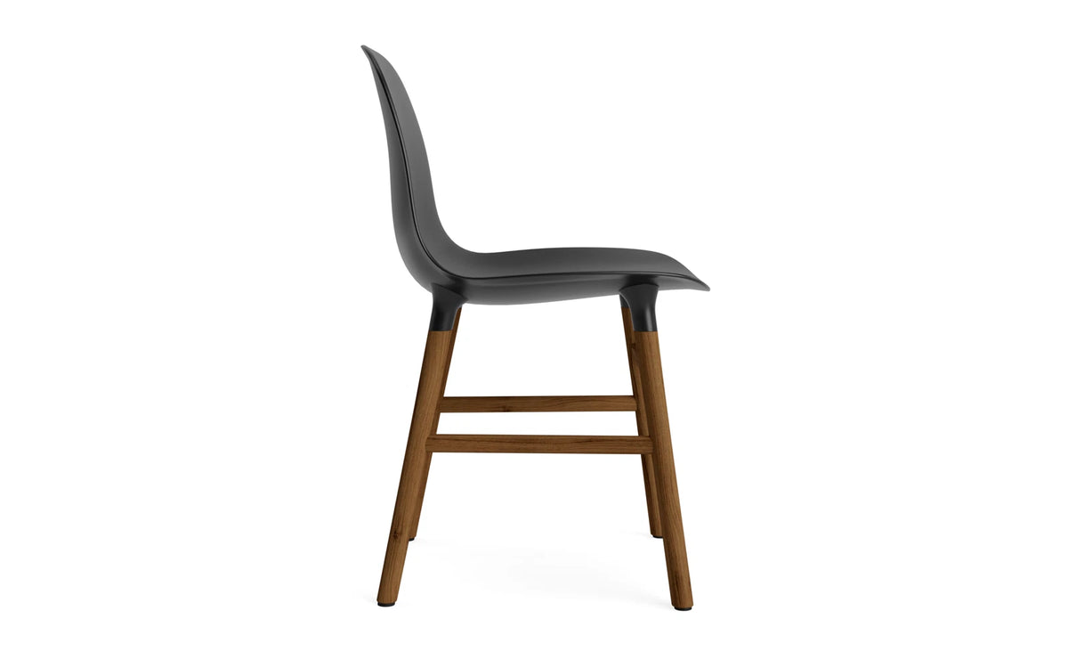 Form Stuhl in Schwarz mit Walnuss präsentiert im Onlineshop von KAQTU Design AG. Stuhl ist von Normann Copenhagen