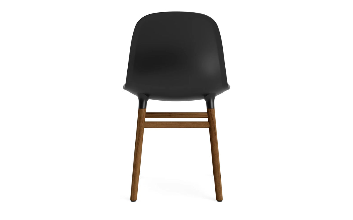 Form Stuhl in Schwarz mit Walnuss präsentiert im Onlineshop von KAQTU Design AG. Stuhl ist von Normann Copenhagen