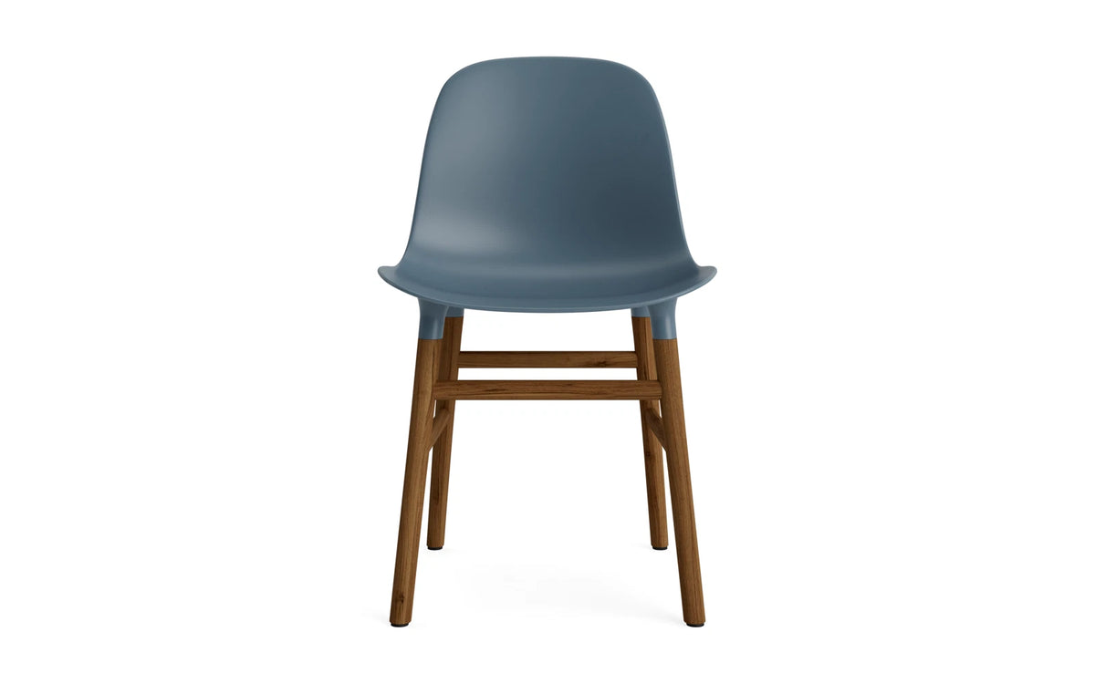 Form Stuhl in Blau mit Walnuss präsentiert im Onlineshop von KAQTU Design AG. Stuhl ist von Normann Copenhagen