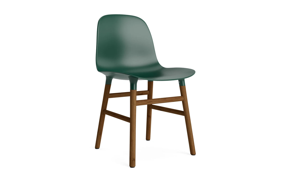 Form Stuhl in Grün mit Walnuss präsentiert im Onlineshop von KAQTU Design AG. Stuhl ist von Normann Copenhagen