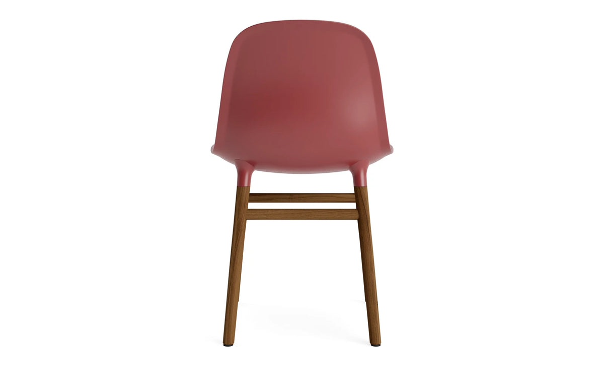 Form Stuhl in Rot mit Walnuss präsentiert im Onlineshop von KAQTU Design AG. Stuhl ist von Normann Copenhagen