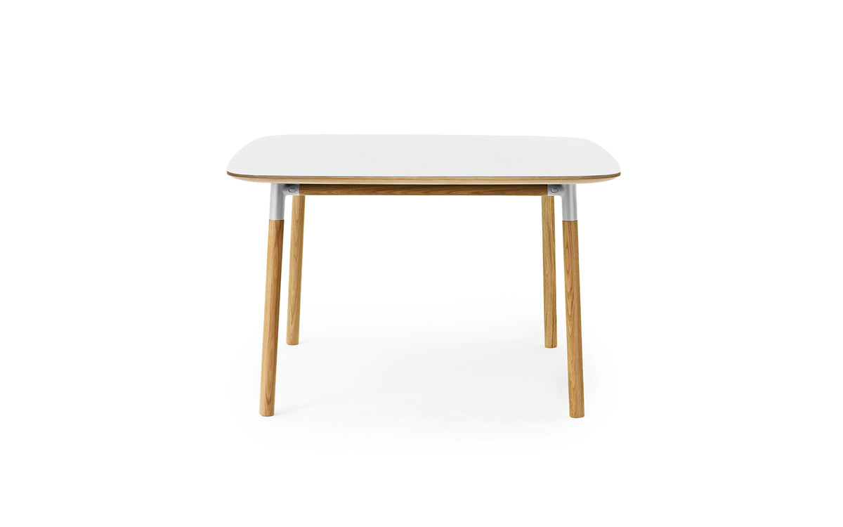 Form Tisch 120x 120 in  präsentiert im Onlineshop von KAQTU Design AG. Esstisch ist von Normann Copenhagen