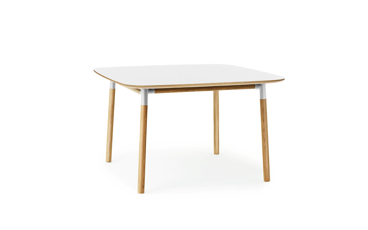 Form Tisch 120x 120 in  präsentiert im Onlineshop von KAQTU Design AG. Esstisch ist von Normann Copenhagen