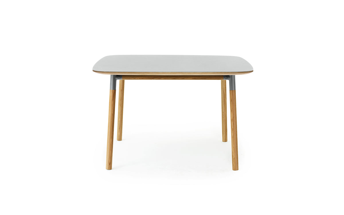 Form Tisch 120x 120 in  präsentiert im Onlineshop von KAQTU Design AG. Esstisch ist von Normann Copenhagen