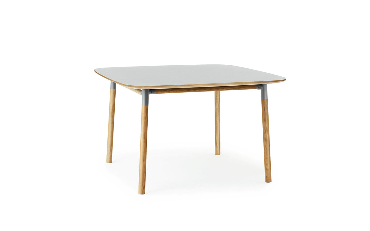 Form Tisch 120x 120 in  präsentiert im Onlineshop von KAQTU Design AG. Esstisch ist von Normann Copenhagen