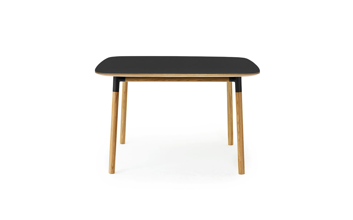 Form Tisch 120x 120 in  präsentiert im Onlineshop von KAQTU Design AG. Esstisch ist von Normann Copenhagen