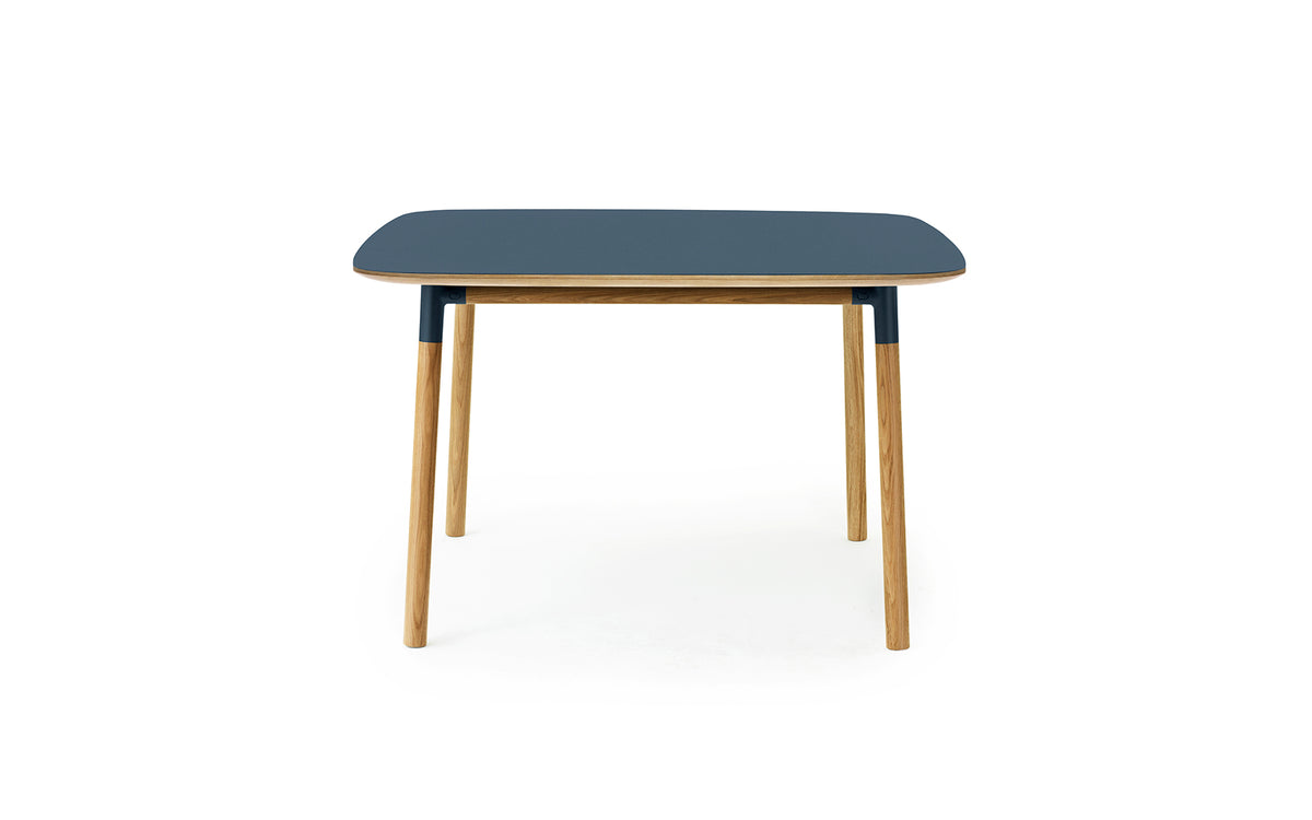 Form Tisch 120x 120 in  präsentiert im Onlineshop von KAQTU Design AG. Esstisch ist von Normann Copenhagen
