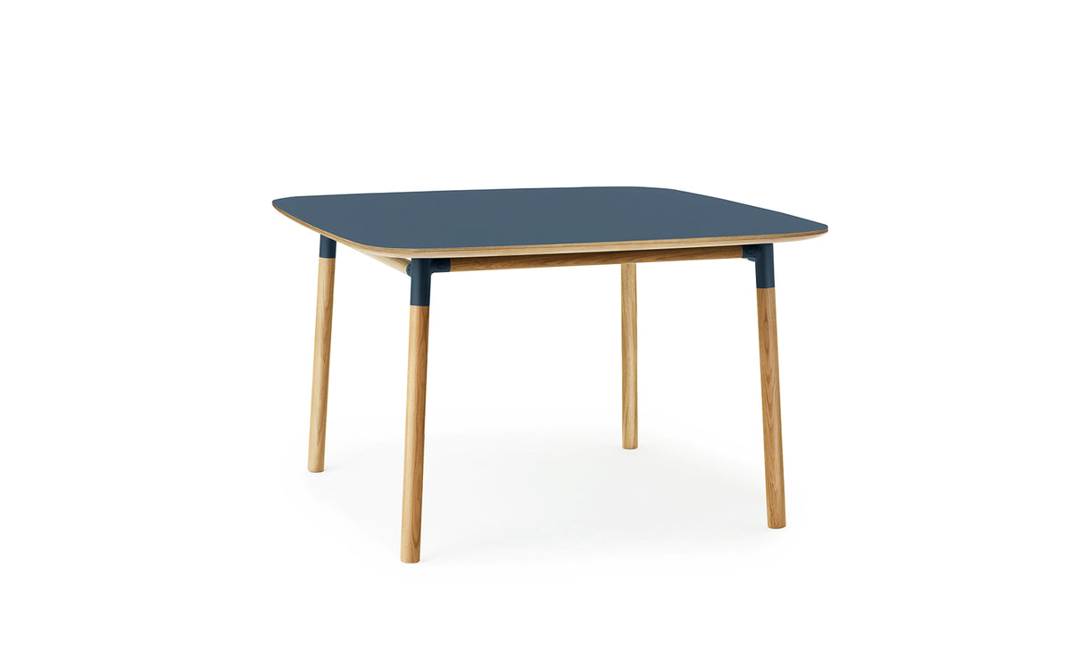 Form Tisch 120x 120 in  präsentiert im Onlineshop von KAQTU Design AG. Esstisch ist von Normann Copenhagen