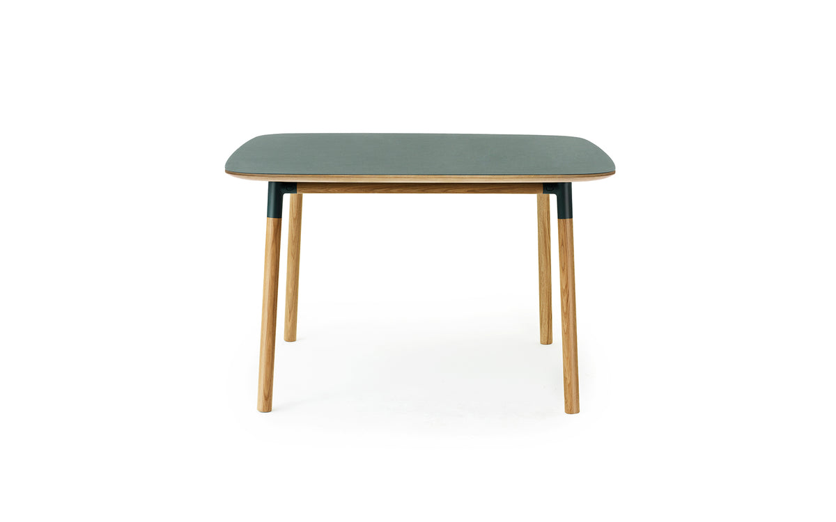 Form Tisch 120x 120 in  präsentiert im Onlineshop von KAQTU Design AG. Esstisch ist von Normann Copenhagen