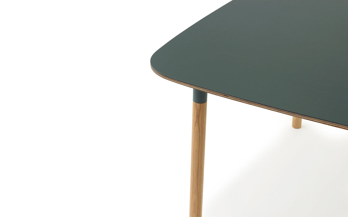 Form Tisch 120x 120 in  präsentiert im Onlineshop von KAQTU Design AG. Esstisch ist von Normann Copenhagen