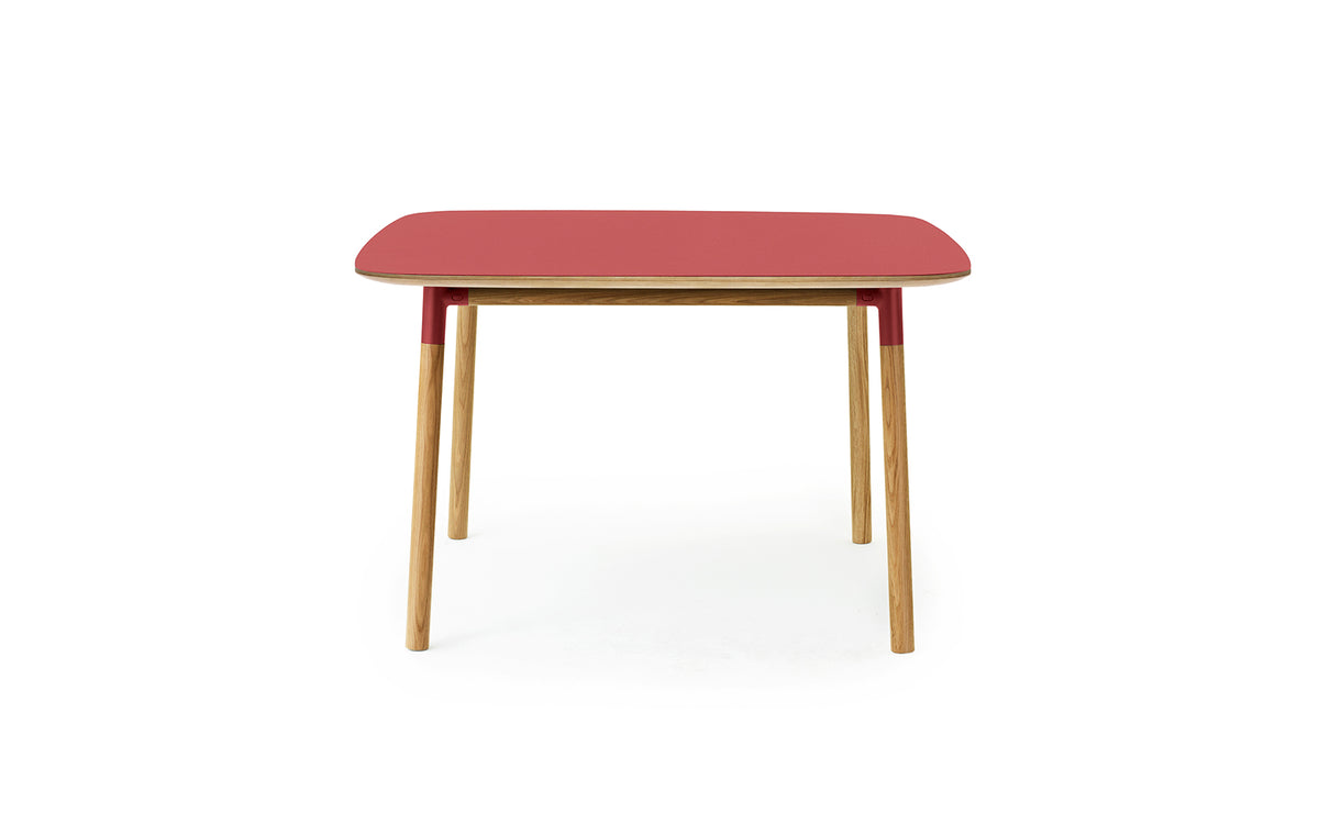 Form Tisch 120x 120 in  präsentiert im Onlineshop von KAQTU Design AG. Esstisch ist von Normann Copenhagen