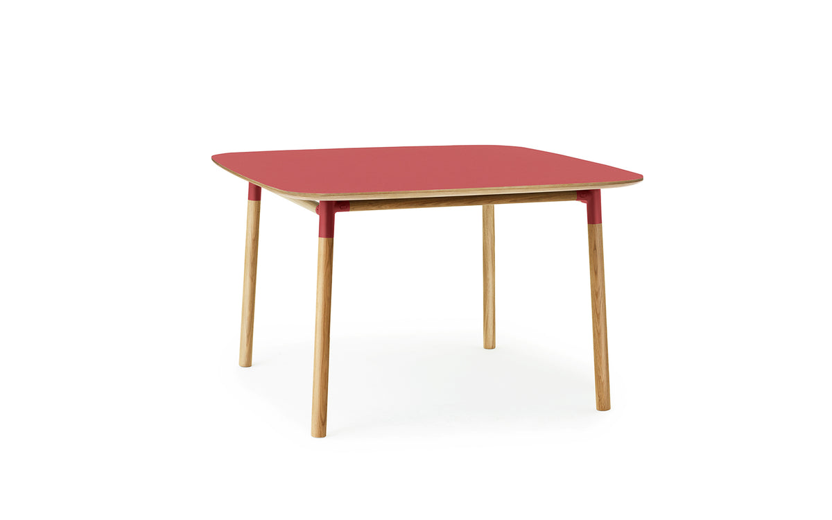Form Tisch 120x 120 in  präsentiert im Onlineshop von KAQTU Design AG. Esstisch ist von Normann Copenhagen