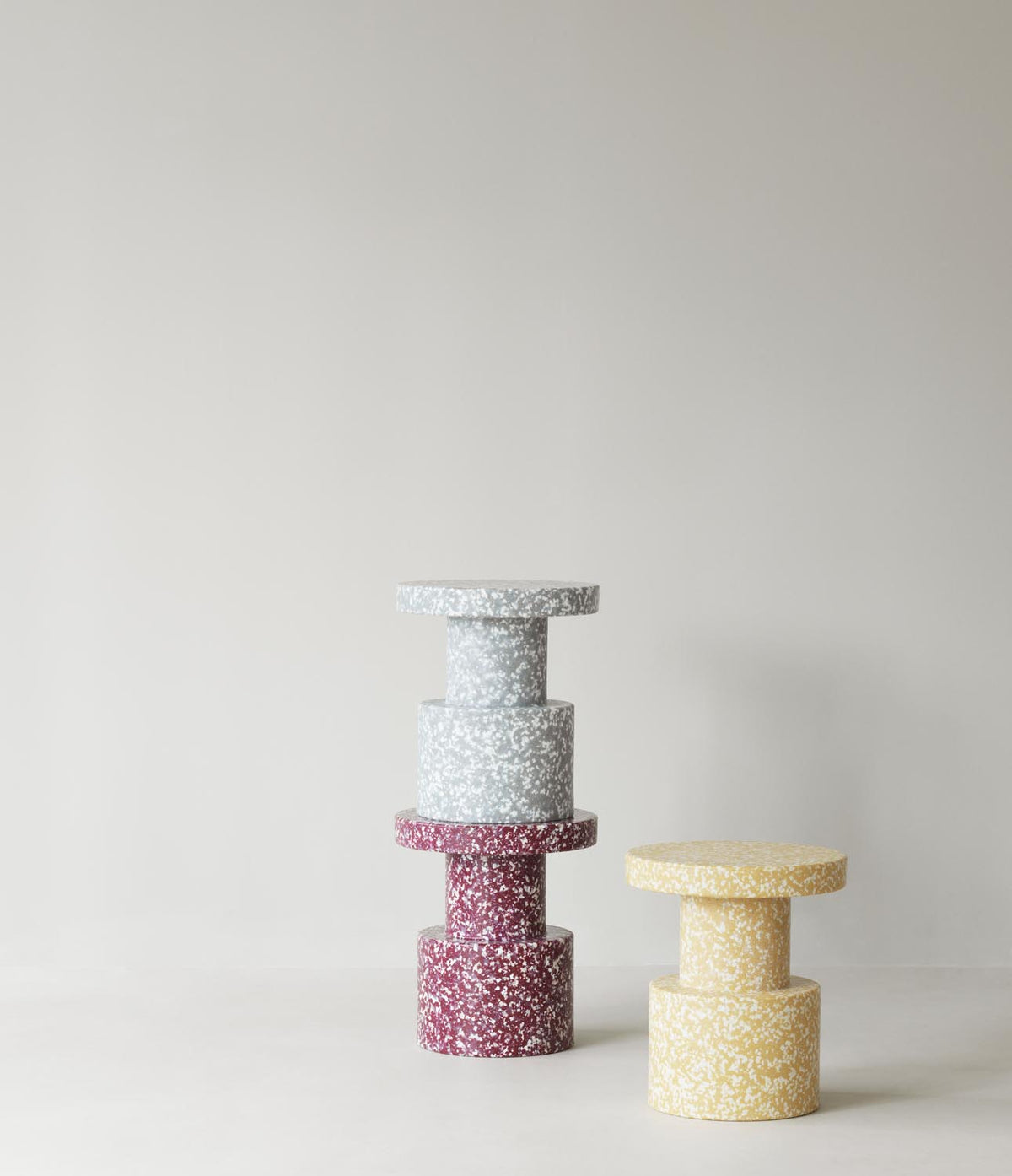Bit Hocker in Grau präsentiert im Onlineshop von KAQTU Design AG. Pouf ist von Normann Copenhagen