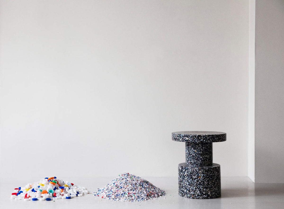 Bit Hocker in Schwarz Multi präsentiert im Onlineshop von KAQTU Design AG. Hocker ist von Normann Copenhagen
