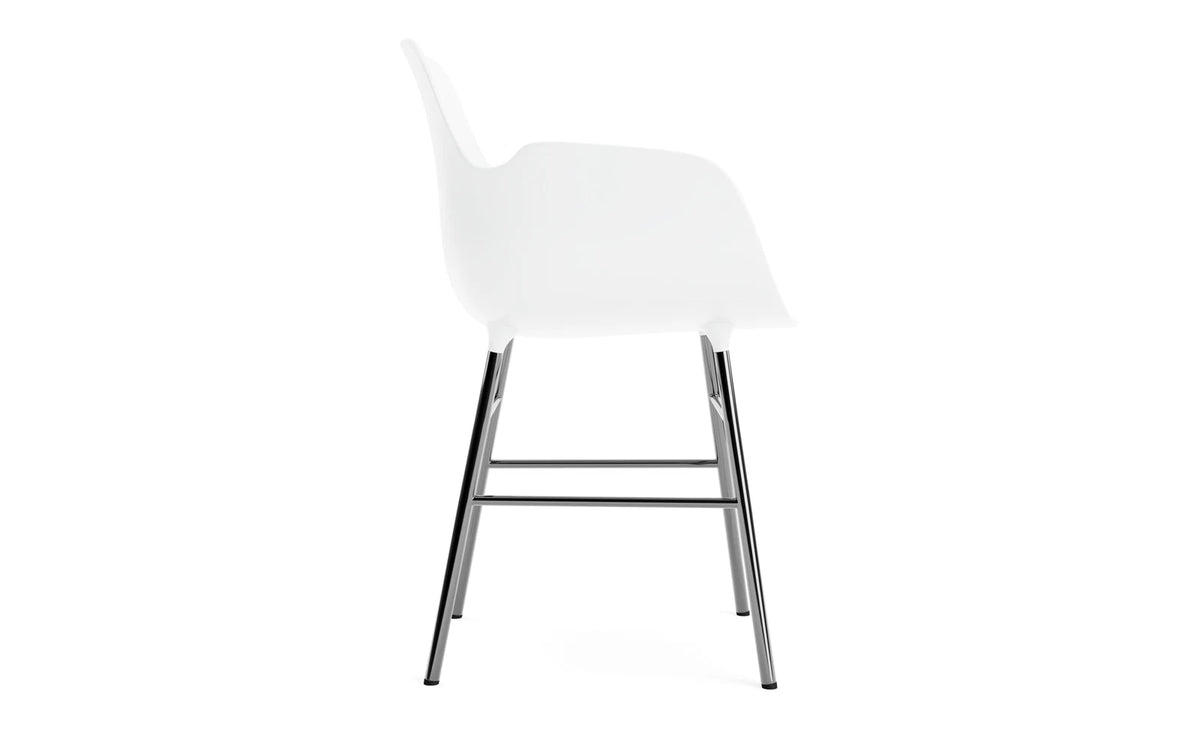 Form Armlehnstuhl in Weiss präsentiert im Onlineshop von KAQTU Design AG. Stuhl mit Armlehne ist von Normann Copenhagen