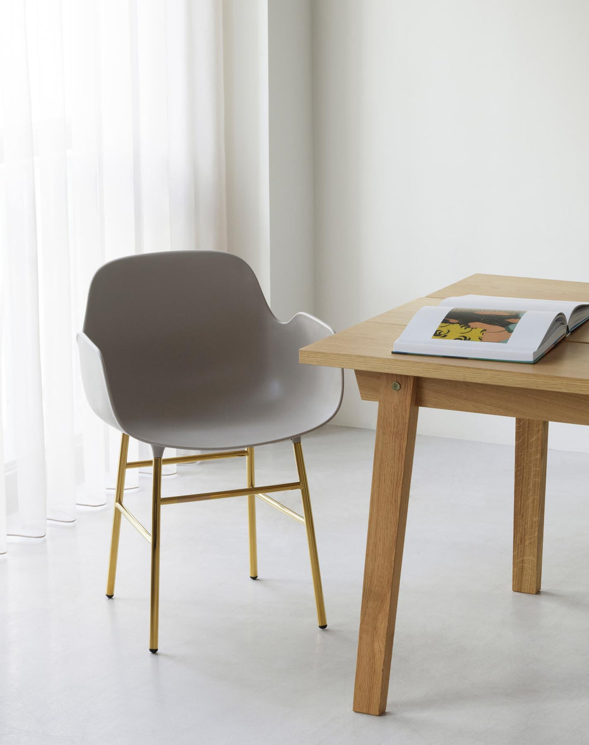 Form Armlehnstuhl in Blau präsentiert im Onlineshop von KAQTU Design AG. Stuhl mit Armlehne ist von Normann Copenhagen