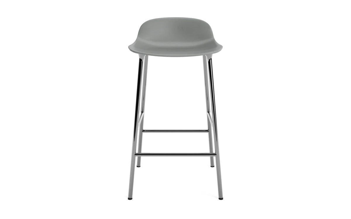 Form Barhocker in Grau präsentiert im Onlineshop von KAQTU Design AG. Barstuhl ist von Normann Copenhagen