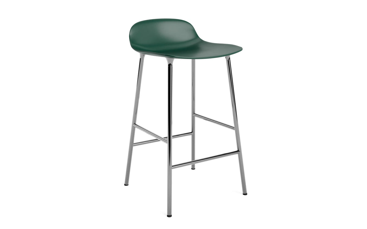 Form Barhocker in Grün präsentiert im Onlineshop von KAQTU Design AG. Barstuhl ist von Normann Copenhagen