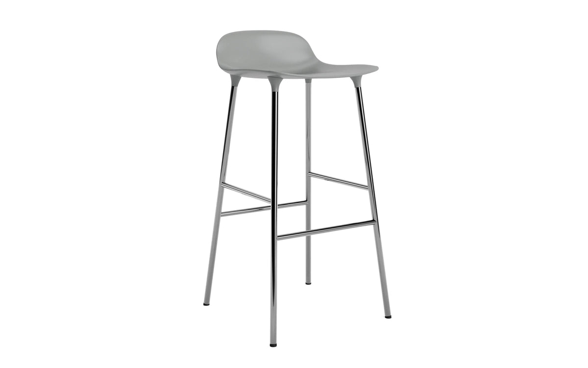 Form Barhocker in Grau präsentiert im Onlineshop von KAQTU Design AG. Barstuhl ist von Normann Copenhagen