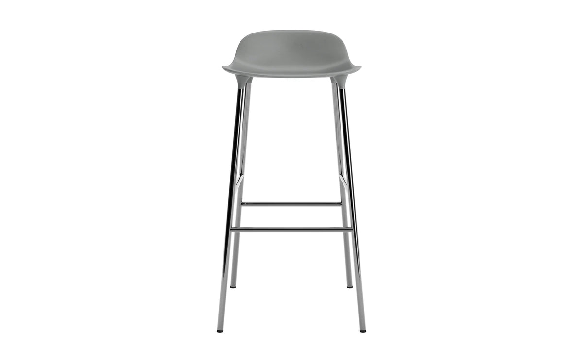 Form Barhocker in Grau präsentiert im Onlineshop von KAQTU Design AG. Barstuhl ist von Normann Copenhagen