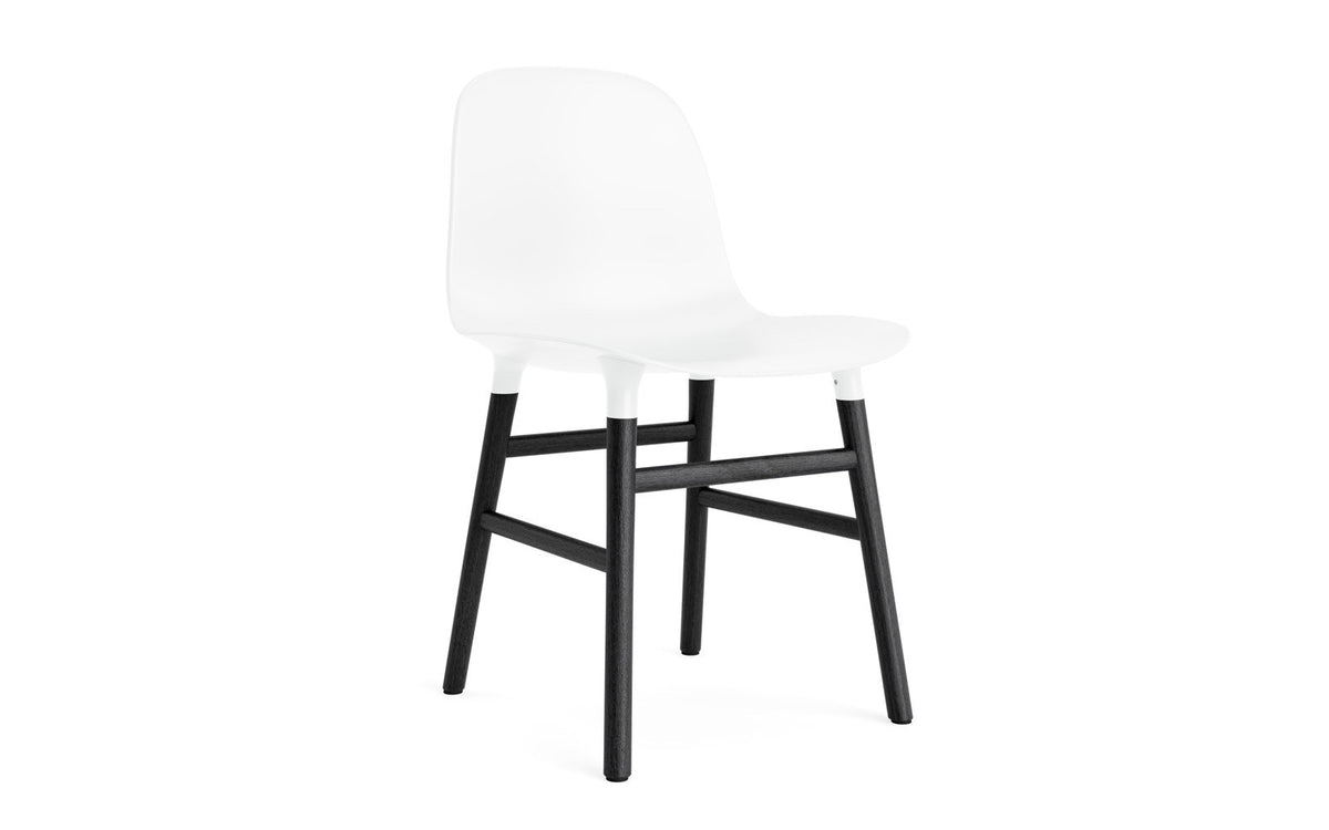 Form Stuhl in Weiss präsentiert im Onlineshop von KAQTU Design AG. Stuhl ist von Normann Copenhagen