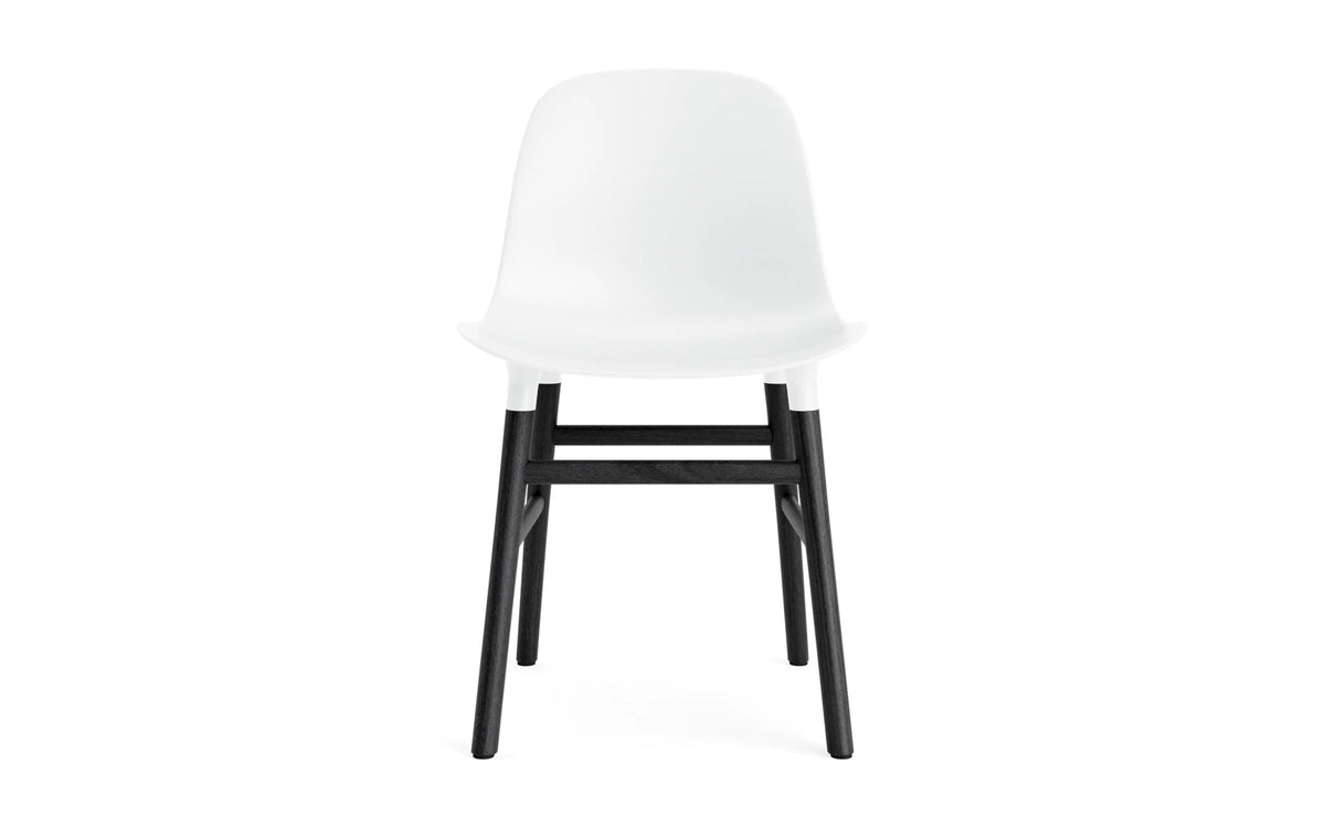Form Stuhl in Weiss präsentiert im Onlineshop von KAQTU Design AG. Stuhl ist von Normann Copenhagen