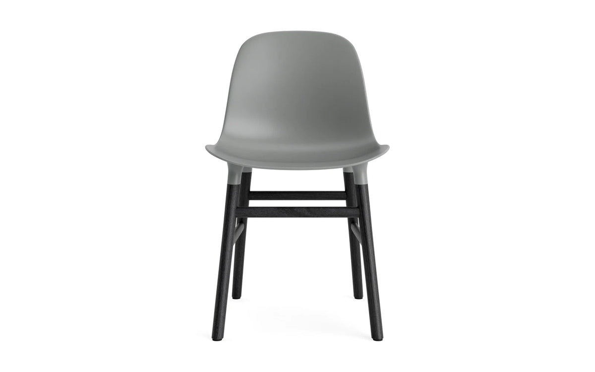 Form Stuhl in Grau präsentiert im Onlineshop von KAQTU Design AG. Stuhl ist von Normann Copenhagen