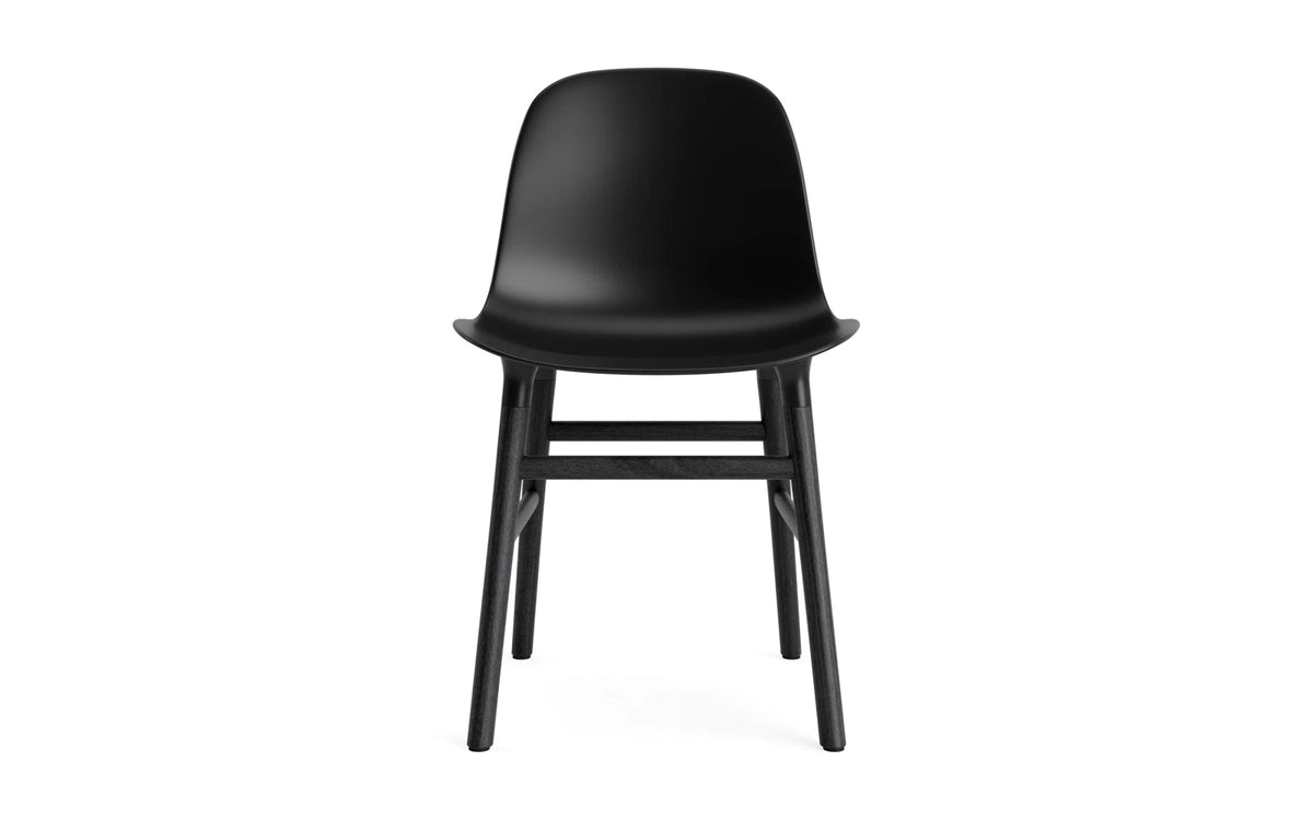 Form Stuhl in Schwarz präsentiert im Onlineshop von KAQTU Design AG. Stuhl ist von Normann Copenhagen