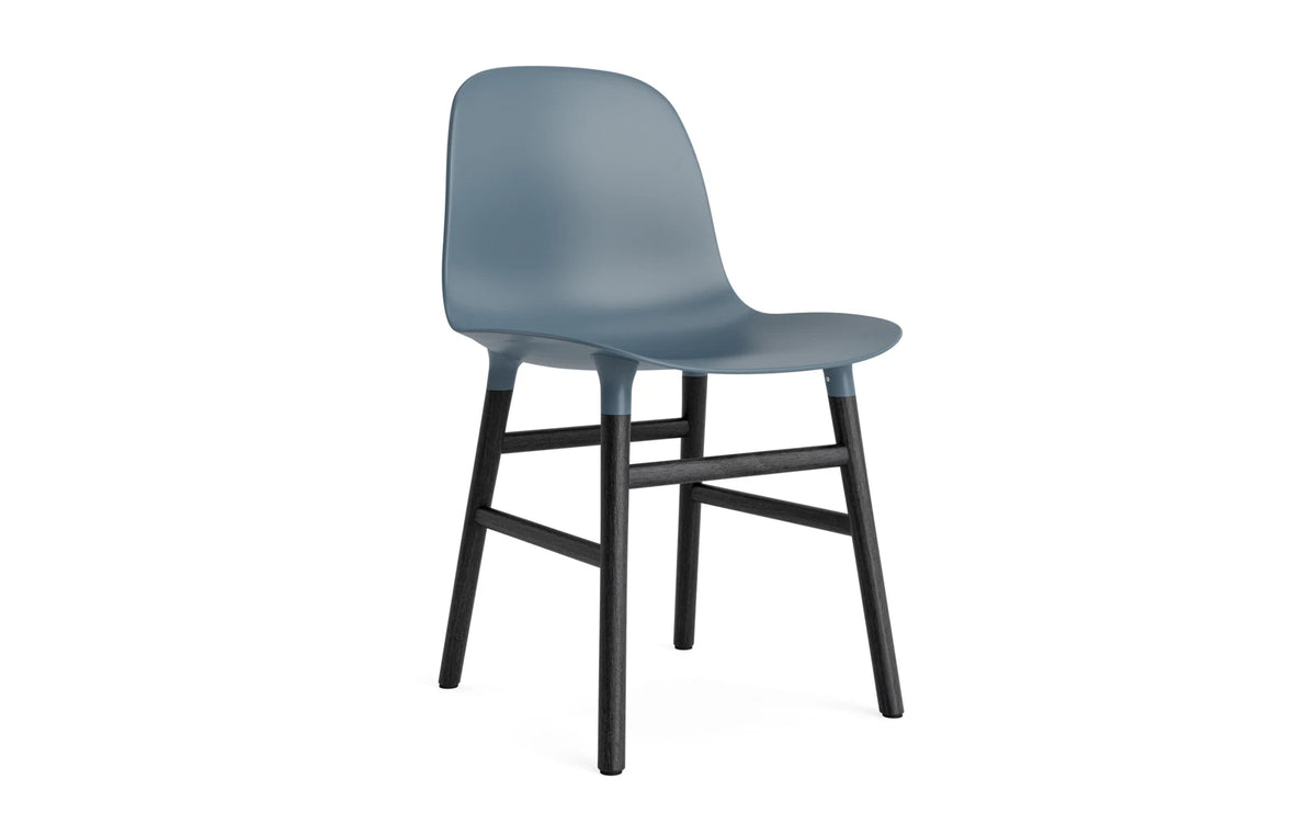Form Stuhl in Blau präsentiert im Onlineshop von KAQTU Design AG. Stuhl ist von Normann Copenhagen