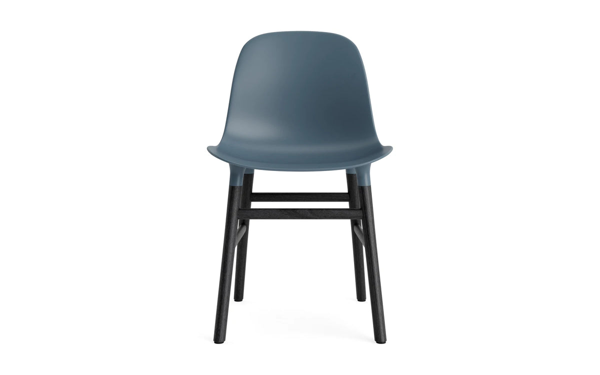 Form Stuhl in Blau präsentiert im Onlineshop von KAQTU Design AG. Stuhl ist von Normann Copenhagen