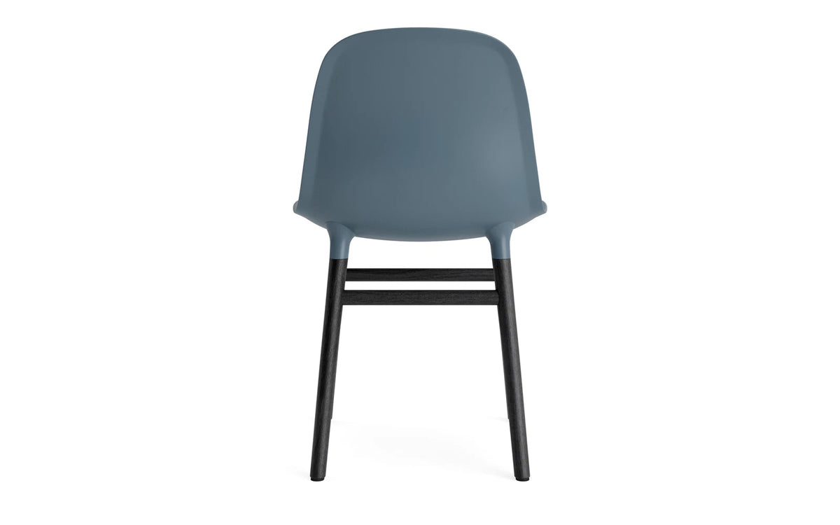 Form Stuhl in Blau präsentiert im Onlineshop von KAQTU Design AG. Stuhl ist von Normann Copenhagen